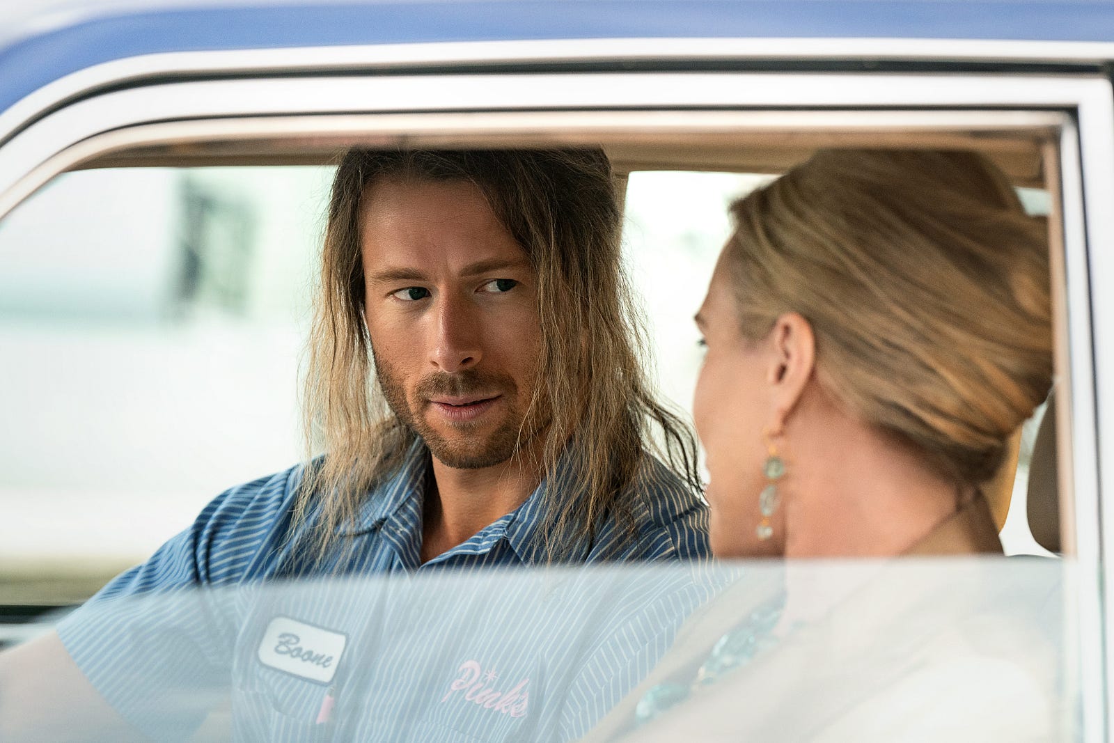 “Assassino por Acaso”, a comédia sexy dirigida por Richard Linklater e estrelada por Glen Powell