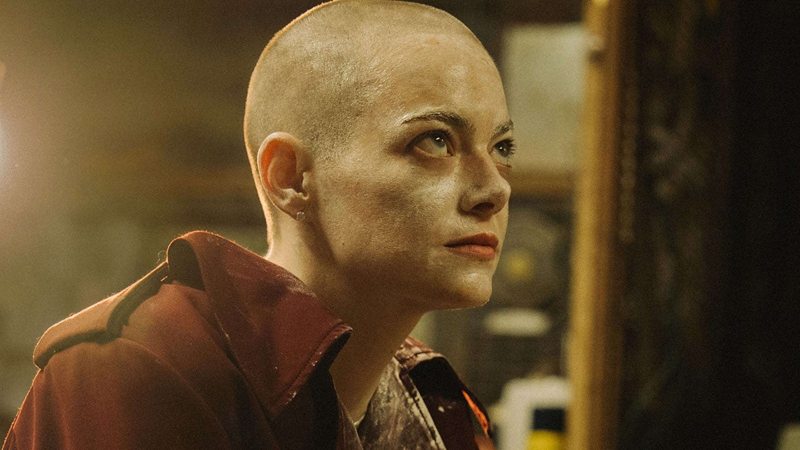 “Bugonia”, dirigido por Yorgos Lanthimos, reflete a paranoia do nosso tempo