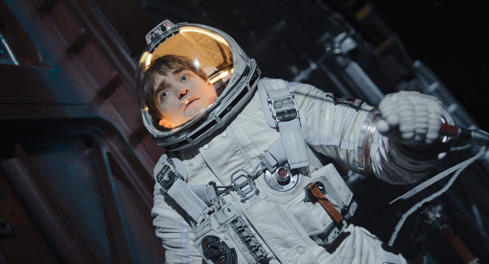 “Mickey 17”, de Bong Joon-Ho, cria uma crítica ácida ao capitalismo em ficção científica protagonizada por Robert Pattinson