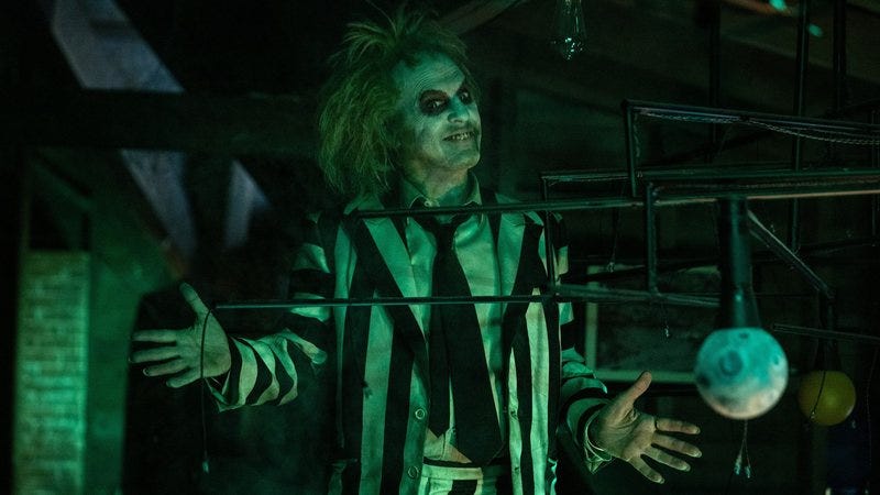 “Os Fantasmas Ainda Se Divertem”, de Tim Burton renova um universo peculiar com uma nova perspectiva