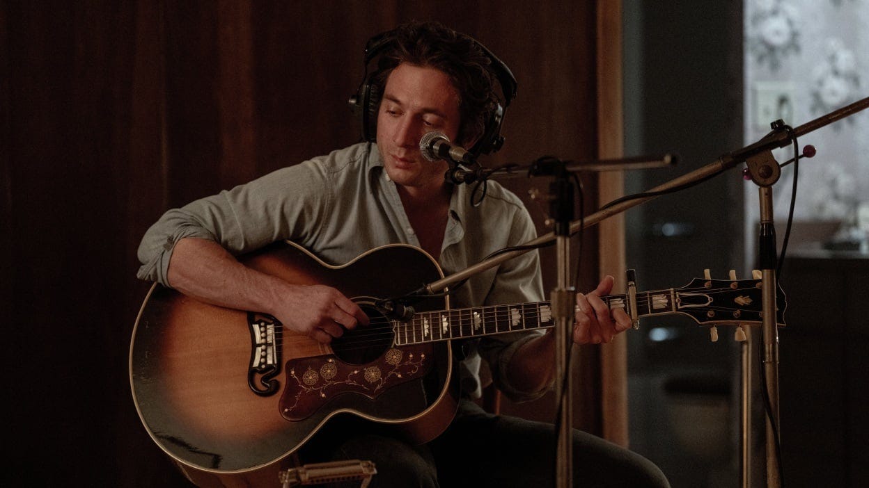 “Springsteen: Salve-me do Desconhecido”, dirigido por Scott Cooper, constrói um retrato introspectivo de um artista em crise